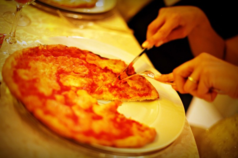 FotoWireless - gli sposi che tagliano la loro pizza durante il matrimonio