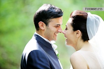 FotoWireless - la complicità della coppia e del fotografo per le foto esterne durante il matrimonio
